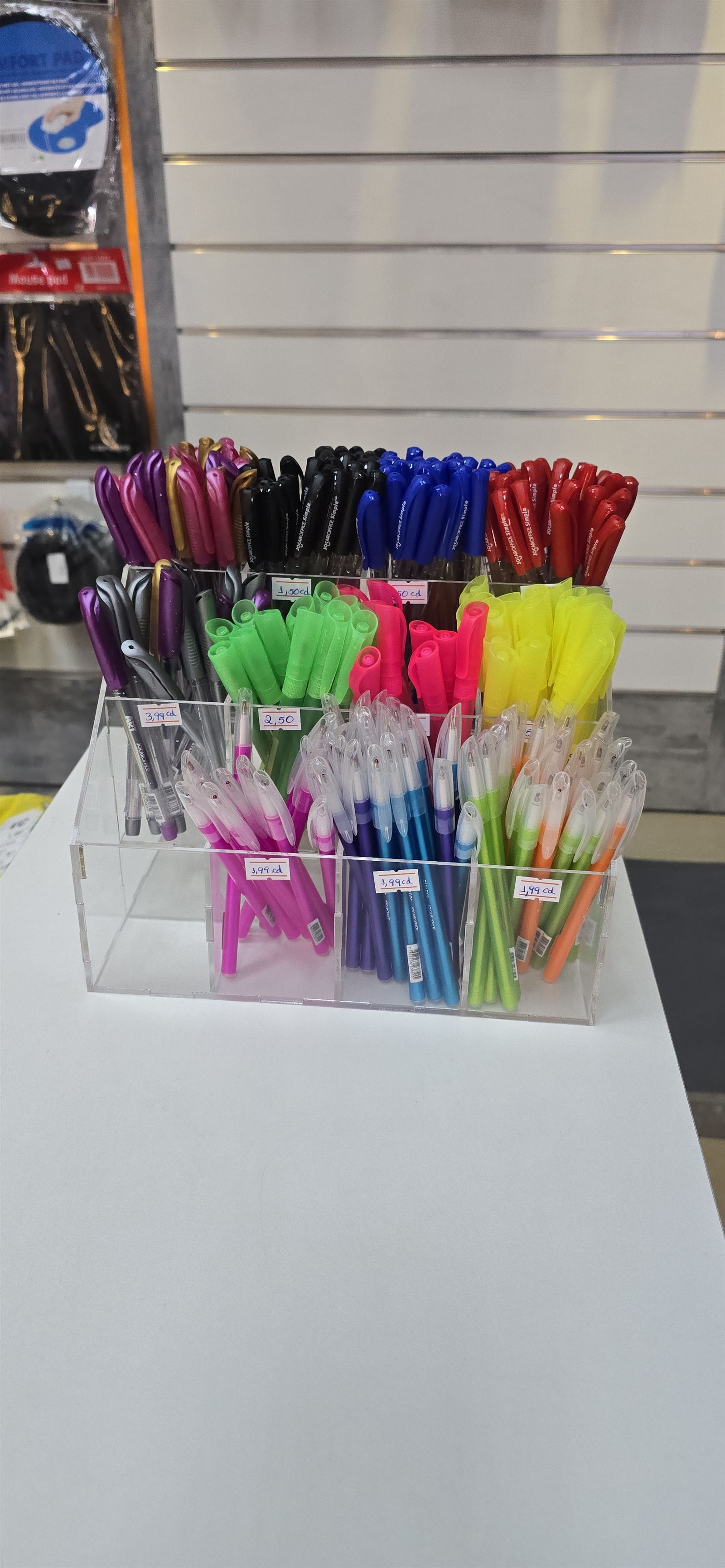 Expositor de canetas coloridas na Fast Fix